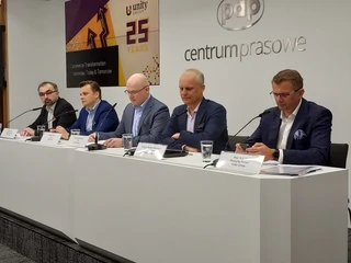 Fuzja pozwoli Unity Group w 2022 r. z nawiązką przekroczyć barierę 100 mln zł obrotu, choć, jak zapewniają jej szefowie, nie wzrost jest dla nich najważniejszy. Na zdjęciu założyciele Unity Group i Global4Net: Marek Lose, Andrzej Szylar, Grzegorz Kuczyński, Grzegorz Rudno-Rudziński i Piotr Wrzalik. Warszawa, 16 lutego 2022 r.