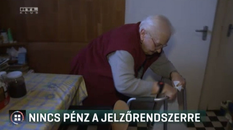 Takács Zoltánné (83) betegségei miatt nagyon nehezen mozog, nagy segítségére volt egyedül élőként a jelzőrendszer /Fotó: RTL Híradó