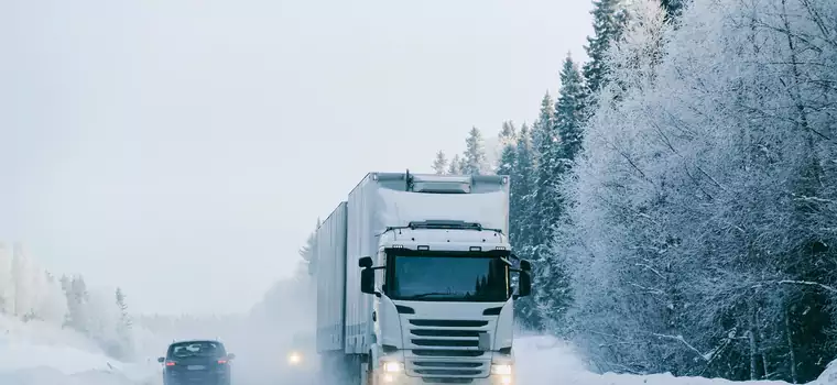 Spadający śnieg z dachu ciężarówek i busów. Kto płaci mandat, a kto dostaje odszkodowanie?