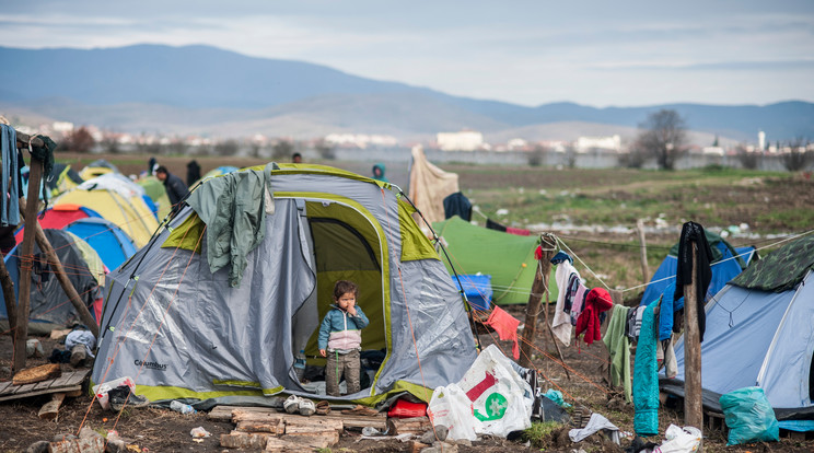 Kisgyerek a görög-macedón határon található menekülttáborban / Fotó: AFP