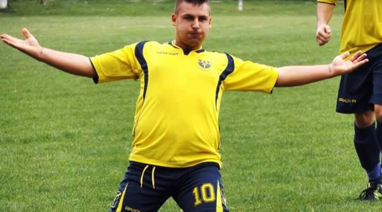 Attila ötéves kora óta focizik, csatárként
játszik a megyei bajnokságban szereplő Borotában