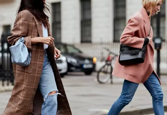Królewski błękit, plastikowa ulica i siatkowe torby - przyglądamy się street stylowi na londyńskim tygodniu mody