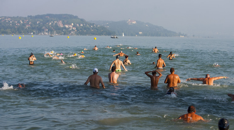 Szombaton reggel nyolctól lehet csobbanni /Fotó: MTI-Varga György