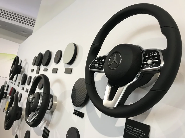 Wielofunkcyjne kierownice z Klasy S dostępne będą w kilku wersjach. Mercedes obiecuje bardzo wysoką jakość materiałów i wykończenia. Mercedes Klasy A