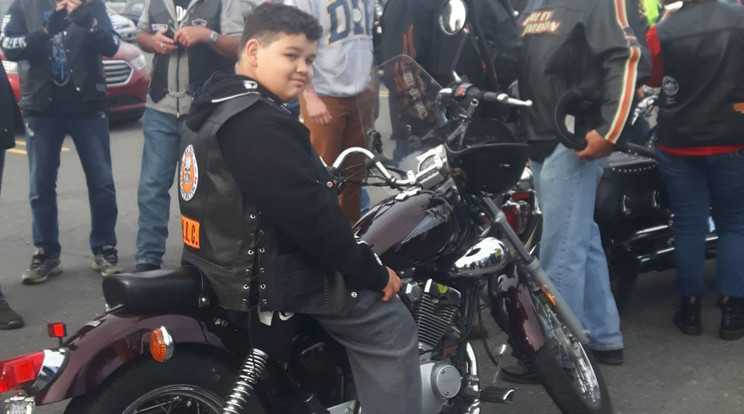 Xander vérbeli kemény
motorosként érkezett iskolába /Fotó: Facebook