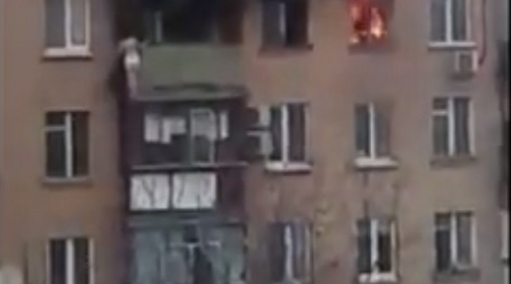 Kigyulladt a lakása, 8 emeletet zuhant a nő - sokkoló videó