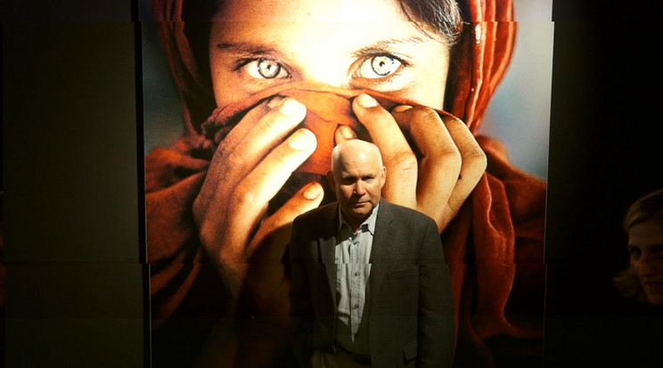 Steve McCurry leghíresebb képeiből a Műcsarnokban rendeztek kiállítást