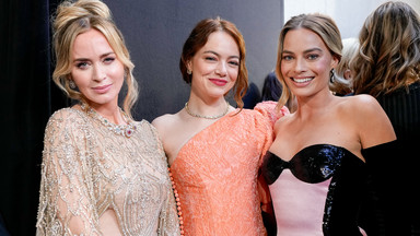 BAFTA 2024. Gwiazdy lśniły na czerwonym dywanie. Margot Robbie, Emma Stone i inni