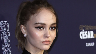 Lily Rose Depp w odważnej kreacji na salonach. Córka Johnny'ego Deppa i Vanessa Paradis szokuje