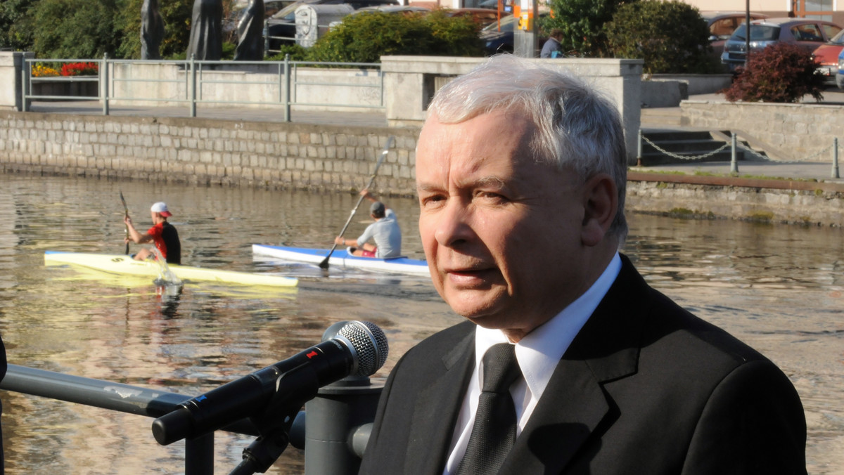 Jarosław Kaczyński skrytykował dzisiaj rząd za jego politykę zdrowotną i zapowiedział, że jeśli PiS dojdzie do władzy, to zlikwidują NFZ, a służba zdrowia będzie finansowana z budżetu. Obecnej władzy zarzucił, że nic nie jest w stanie zrobić w kwestii zdrowia. - Mają ten sam pomysł co zwykle, skomercjalizować, pozbyć się, uciec - mówił.