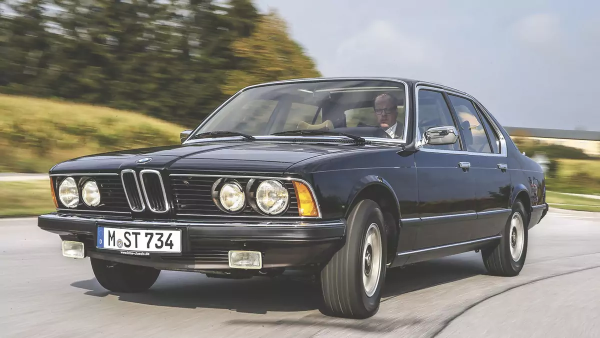 BMW 733i - lewy pas jest dla niego