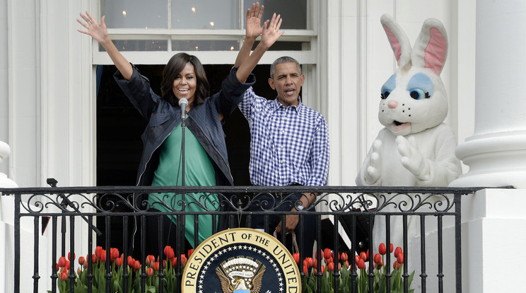 Michelle és Barack magával a Húsvéti Nyuszival nyitotta meg az ünnepélyt / Fotó: Northfoto