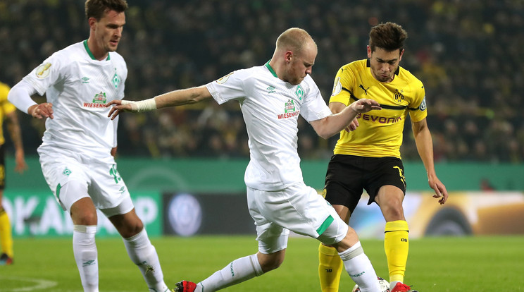 Davy Klaassen (középen) és társai jól küzdöttek, így Raphael Guerreiro (jobbra) és a többi dortmundi otthon bukott el /Fotó: MTI/EPA - Friedemann Vogel