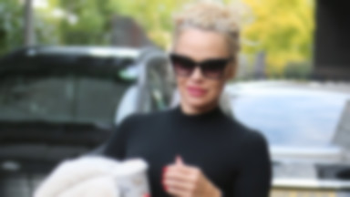 Pamela Anderson wraca do formy! Czarny kombinezon podkreślił jej smukłą talię