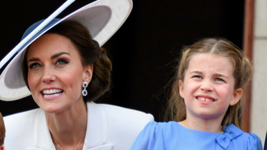 Córka Kate i Williama wyznacza trendy. Jej fryzura to hit lata! Oto "efekt Charlotte"