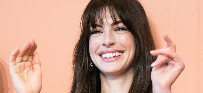 Anne Hathaway w czarnej mini. Wszyscy patrzyli tylko na nią