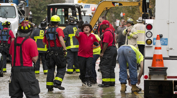 Az utcát elöntő vízben tűzoltók Bostonban / Fotó: MTI/AP/The Boston Herald/Mark Garfinkel