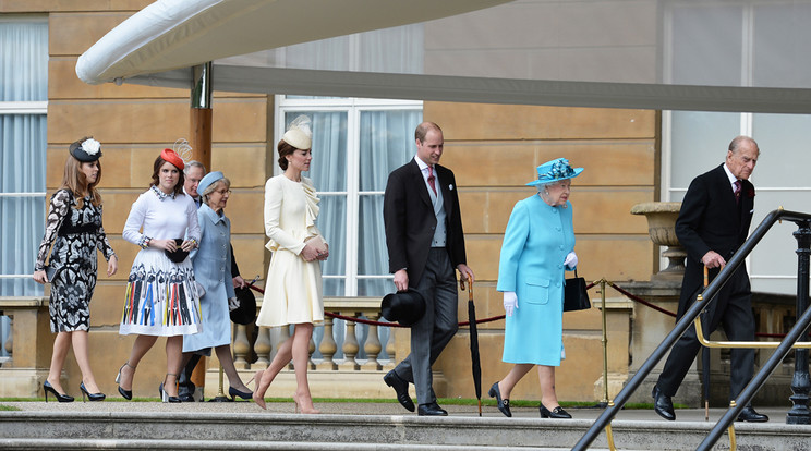 Beatrice( balról) és Eugene csak pár lépéssel Katalin mögött kulloghat /Fotó: AFP
