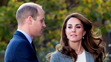 Księżna Kate unika dotyku męża
