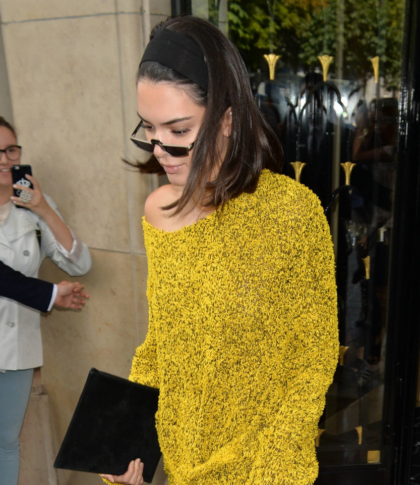 Kendall Jenner w żółtym sweterku