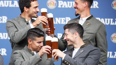 Robert Lewandowski i ekipa Bayernu Monachium w tradycyjnej sesji z piwem