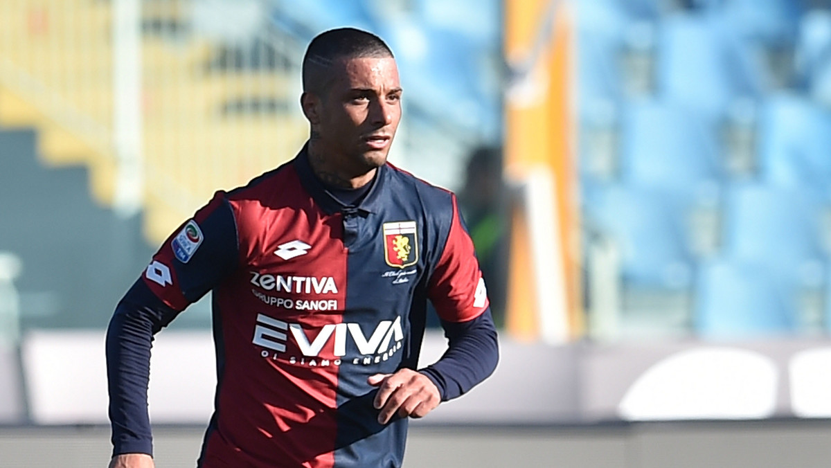 Podejrzanemu o udział w aferze korupcyjnej w rozgrywkach 2. ligi włoskiej (Serie B) w roku 2014, obrońcy Genoa FC Armandowi Izzo grozi sześcioletnia dyskwalifikacja. Takiej kary dla 25-letniego piłkarza oraz 20 tys. euro grzywny domaga się tamtejsza federacja.