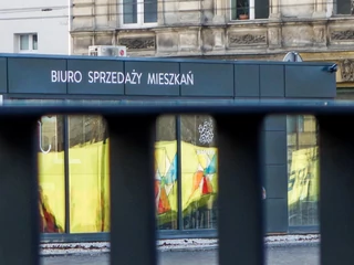 Hamowanie na rynku mieszkaniowym trwa w najlepsze. Z danych CBRE oraz REDNET Property Group wynika, że w drugim kwartale br. w Warszawie sprzedano 2822 mieszkania. 