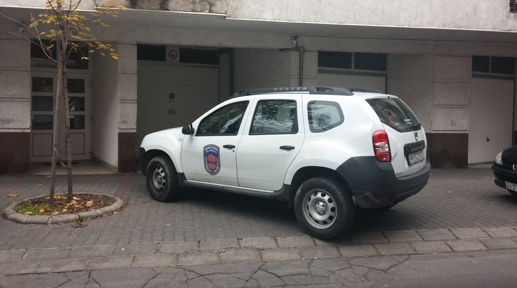 A Dacia itt csak akkor nem
sértett szabályt, ha a garázs tulaja tudta és engedélyezte
neki a parkolást