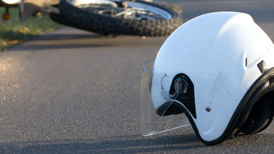 Czołowe zderzenie samochodu z motocyklem. Nie żyje 16-latek