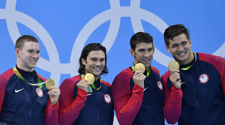 Phelpsnek (jobbról a második) a 23. aranya virít a nyakában / Fotó: AFP