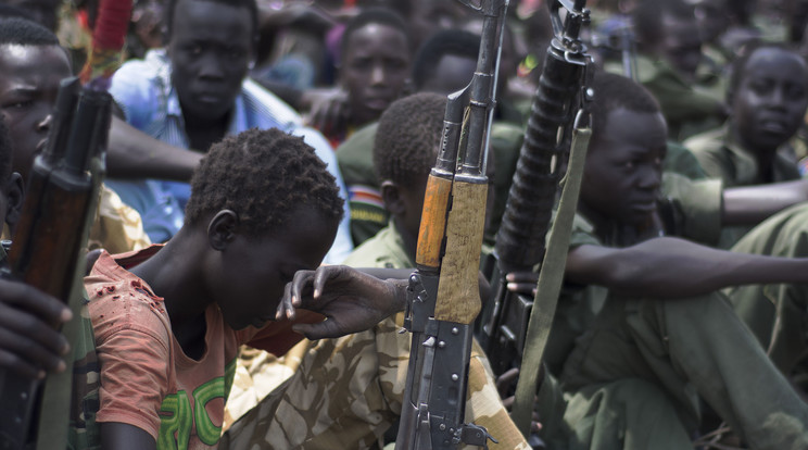 Dél-Szudánban a gyerekeknek is fegyvert kell fogniuk /Fotó: AFP