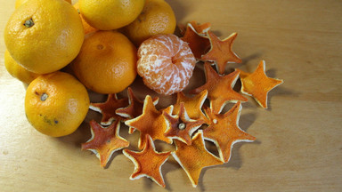 Jak zrobić świąteczną ozdobę z pomarańczowych skórek - w Onet Rano. zdradza Katarzyna Ogórek