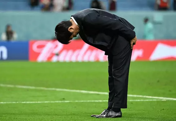 Japoński trener pokłonił się po przegranym meczu. Chciał podziękować kibicom