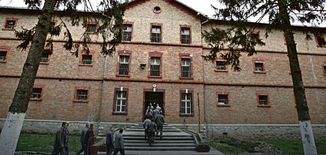 Osim što je obavljao pogubljenja u mitrovačkom zatvoru, Hart je putovao po celoj zemlji zbog egzekucija 