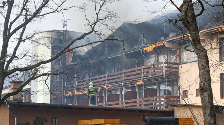 A Silvanus Hotel felső szintje teljesen kiégett / Fotó: Zsolnai Péter