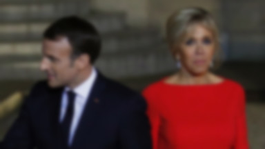 Brigitte Macron w czerwonej wieczorowej sukni z rozcięciem. Piękna?