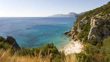 Łoże z widokiem na zatokę na Sardynii. Turyści zostali ukarani