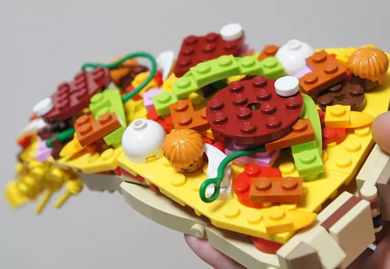 Zamiast układać klocki Lego, "gotuje" z nich lepiej niż Magda Gessler