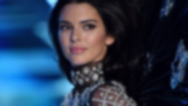 Kendall Jenner podbiła wybieg! W której stylizacji wyglądała lepiej?
