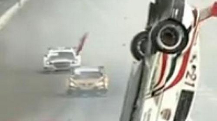 Hihetetlen! Sértetlenül úszta meg a balesetet a pilóta – videó!