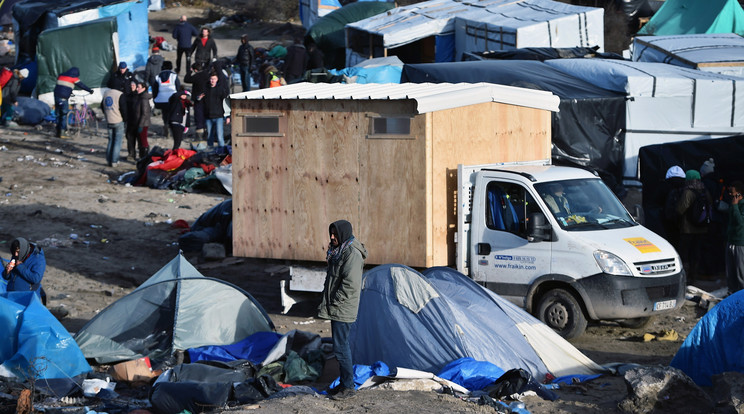 Bevandorlok viszik hazukat a Calais-i szükségtáborbo l- Foto: EuropressGettyImages