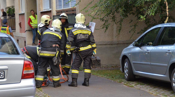 tűzoltók és rendőrök a család lakásánál / Fotó: Hajdúszoboszlói városi TV