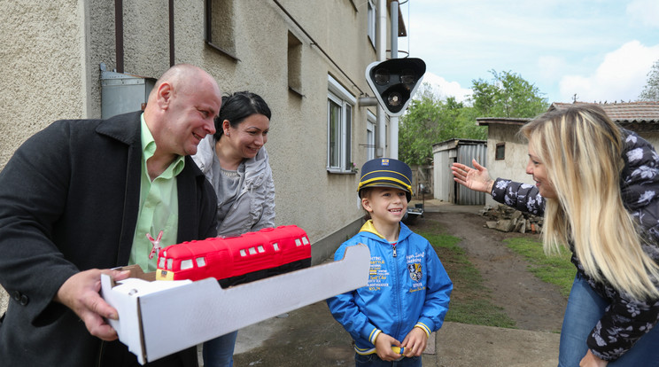 Biber Anett, a MÁV szóvivője (jobbra) és Fekete László (balra) adta át az ajándékot