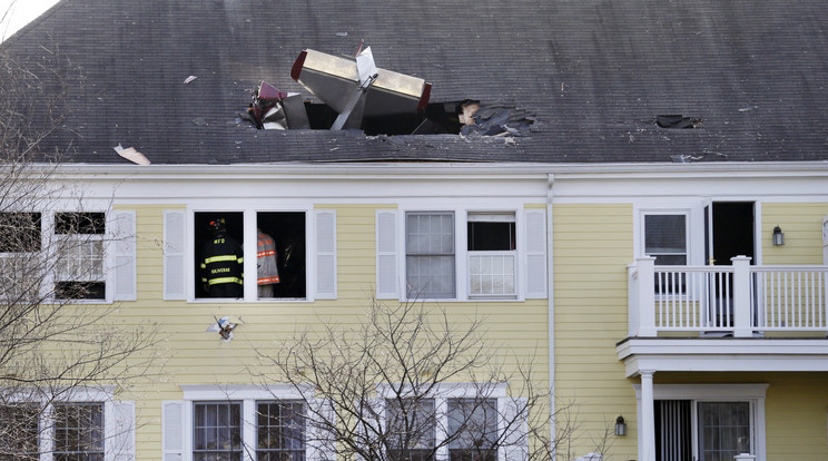 Épület tetejébe csapódott a kisrepülő/Fotó:MTI