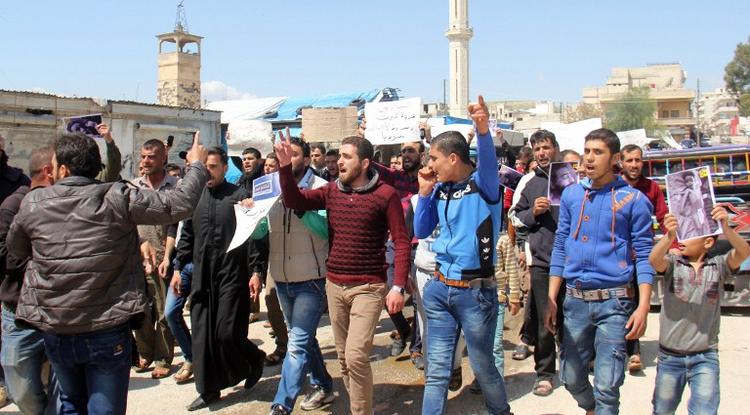 Tüntetők tiltakoznak az Aszad-rezsim ellen