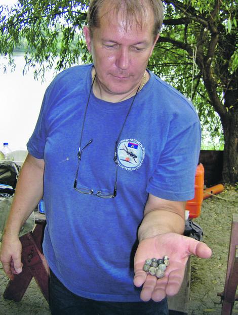 Viktor Laslo sa puščanim zrnima izvađenim sa dna Tise