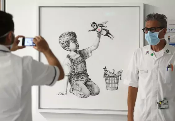 Prezent Banksy’ego dla brytyjskiej służby zdrowia sprzedany za równowartość 78 mln zł