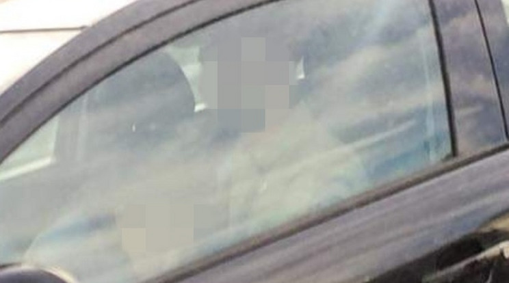 Az autót vezető fiatalember  nem zavartatta magát amiatt, 
hogy mások is látják párja ütemesen mozgó fejét az ölében