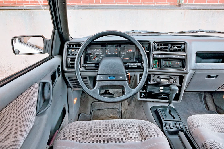 Klasyka i nowoczesność. W latach 80. XX w. komputer pokładowy i regulator natężenia dźwięku przód-tył należały do „ekstrasów” z najwyższej półki. Część deski rozdzielczej jest zwrócona w stronę kierowcy jak w BMW. 