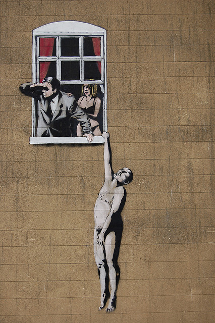 Banksy, mural na ścianie domu w Bristolu, fot. aussiedingo/flickr